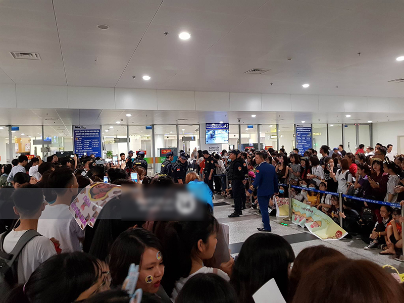 Nóng: Lee Kwang Soo xuất hiện chớp nhoáng trong sự chào đón cực sung của hàng ngàn fan Việt tại Nội Bài